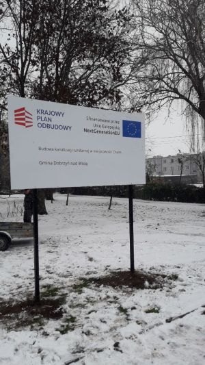 Tablica informująca o inwestycji pn. Budowa kanalizacji sanitarnej w miejscowości Chalin