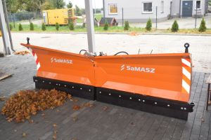 Pomarańczowy pług odśnieżny do ciągnika