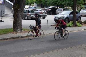 Zawodnicy podczas rowerowego ultramaratonu Wisłą 1200