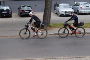 Zawodnicy podczas rowerowego ultramaratonu Wisłą 1200