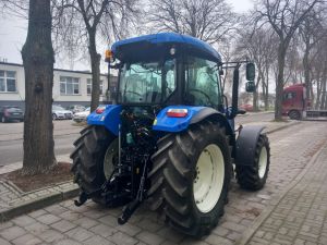 Niebieski ciągnik rolniczy marki New Holland